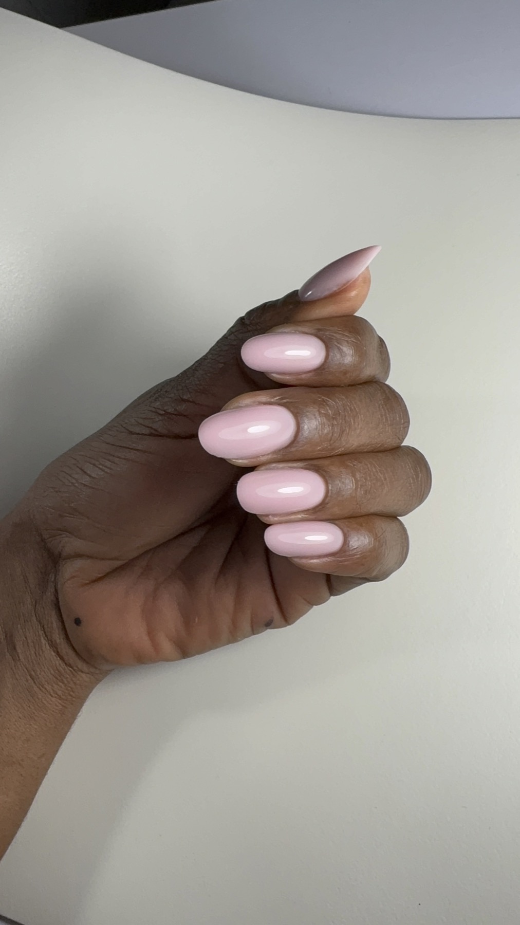 Manucure rose poudré
