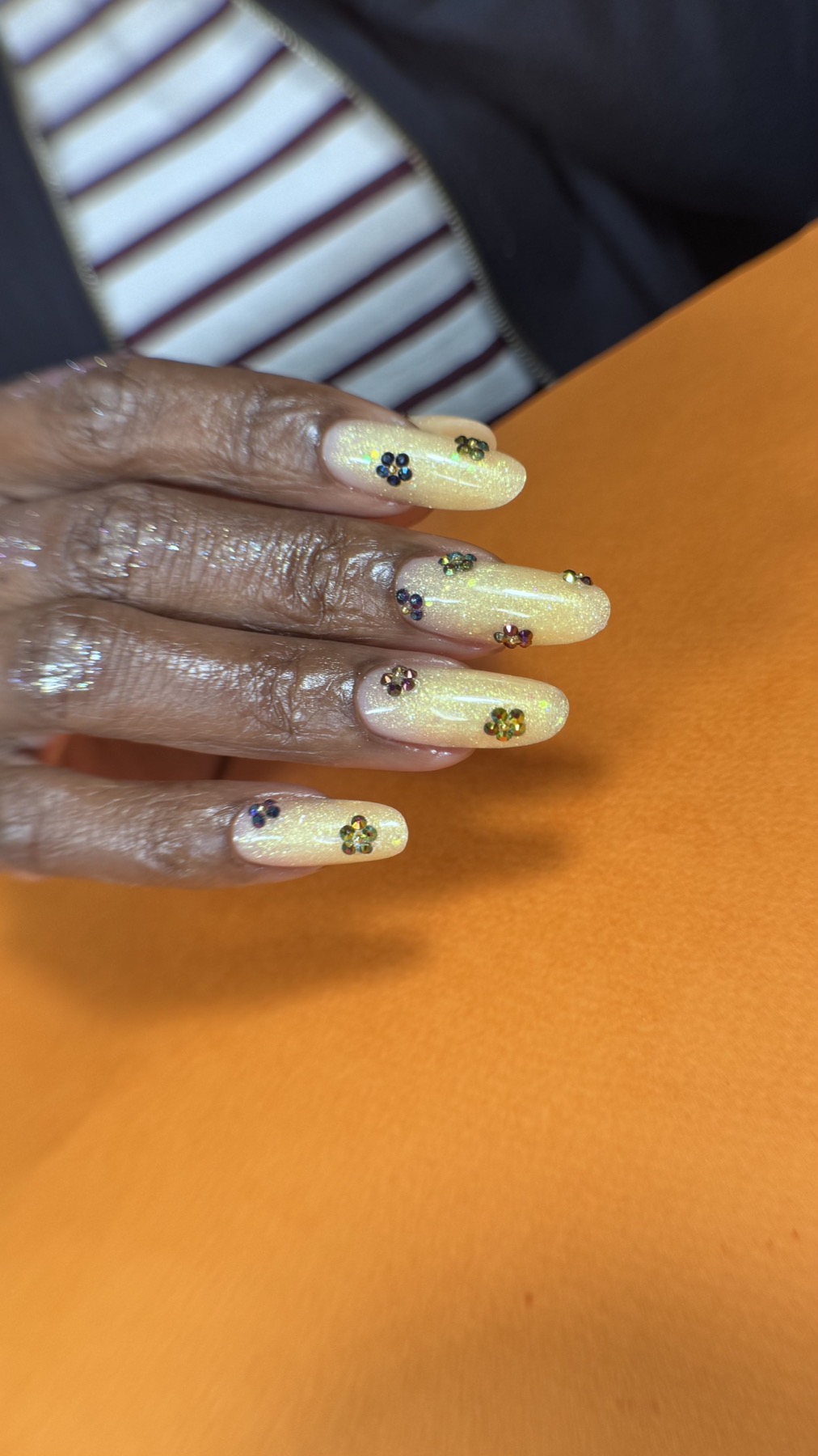 Pose lumineuse jaune aux fleurs